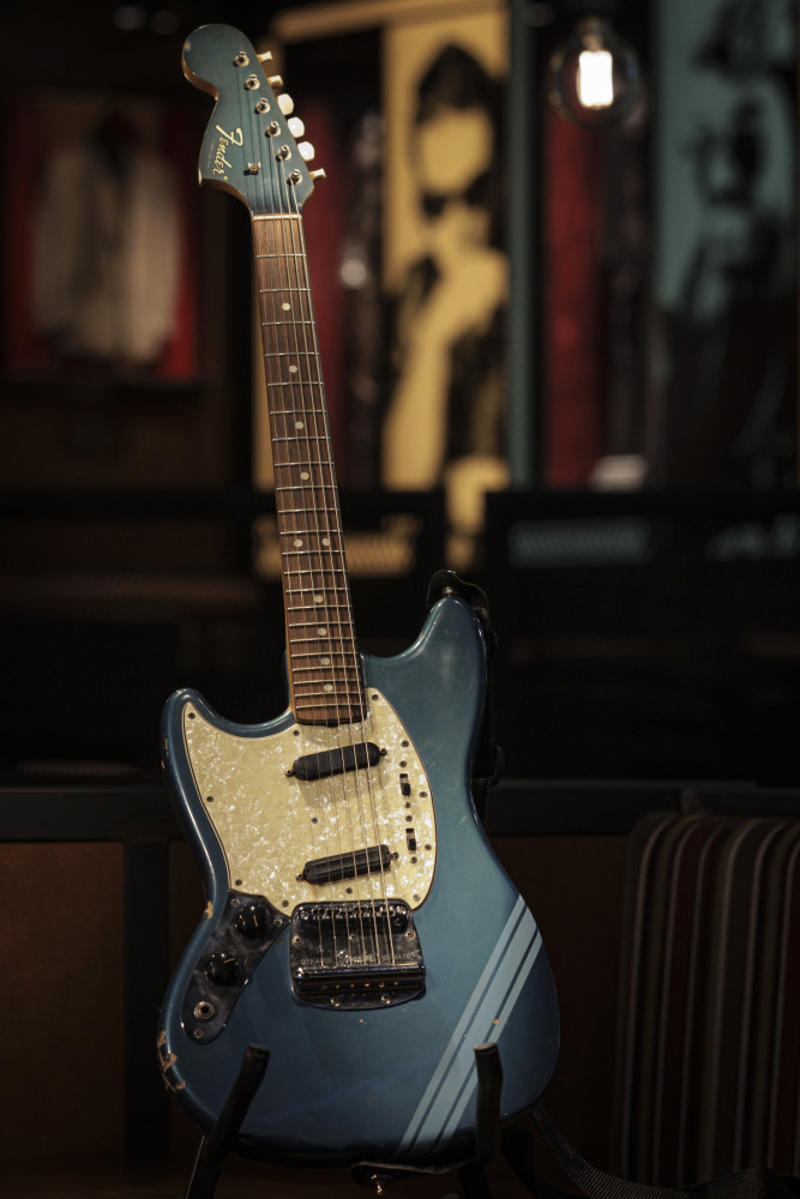 Fender 1969 Mustang (Kurt Cobain) – US$4.6 million Martin 1930 OM-45 Deluxe (Roy Rogers) – US4,500, Fender 1965 Stratocaster (Jimi Hendrix) – US0,000, Rex Acoustic (Paul McCartney) – US5,000, Rickenbacker 1962 425 (George Harrison) – US7,000, Gibson 1964 ES-335 TDC (Eric Clapton) – US7,500, Fender 'Blackie' Stratocaster (Eric Clapton) – US9,500, Gibson 1959 Les Paul Standard (Keith Richards) – US million, Gibson 1957 Les Paul (Duane Allman) – US.25 million, Martin 1942 D-18 (Elvis Presley) – US.32 million, Fender 1954 Stratocaster (David Gilmour) – US.815 million, Gibson 1962 J-160E (John Lennon) – US.41 million, Kramer Custom (Eddie Van Halen) – US.932 million, Fender 1969 Mustang (Kurt Cobain) – US.6 million