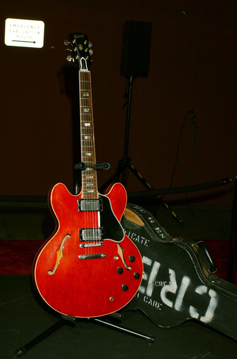 Gibson 1964 ES-335 TDC (Eric Clapton) – US$847,500 Martin 1930 OM-45 Deluxe (Roy Rogers) – US4,500, Fender 1965 Stratocaster (Jimi Hendrix) – US0,000, Rex Acoustic (Paul McCartney) – US5,000, Rickenbacker 1962 425 (George Harrison) – US7,000, Gibson 1964 ES-335 TDC (Eric Clapton) – US7,500, Fender 'Blackie' Stratocaster (Eric Clapton) – US9,500, Gibson 1959 Les Paul Standard (Keith Richards) – US million, Gibson 1957 Les Paul (Duane Allman) – US.25 million, Martin 1942 D-18 (Elvis Presley) – US.32 million, Fender 1954 Stratocaster (David Gilmour) – US.815 million, Gibson 1962 J-160E (John Lennon) – US.41 million, Kramer Custom (Eddie Van Halen) – US.932 million, Fender 1969 Mustang (Kurt Cobain) – US.6 million