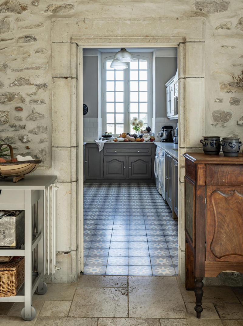 What is a butler’s pantry?, What should be in a butler’s pantry?, 14 stylish butler’s pantry ideas, Seaside manor style , Curvaceous corner , Modern farmhouse style , Bold blue , Classic white , Rustic copper , Hamptons-inspired kitchen , Cleverly hidden , French chateau , Sliding door , Chalkboard feature , Shaker-style cabinetry , Colour drenched , Wine nook