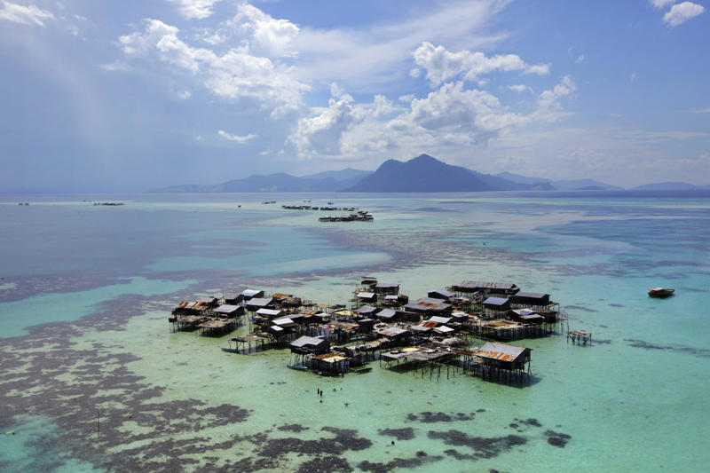 On the margins of society A genetic mutation that greatly benefits them, The Bajau: a people of the waters, Science and genetic evolution of the Bajau, The Bajau dive in search of fish, Little time on dry land, The Bajau and their ability to hold their breath, The spleen, Why study the spleen?, The spleen of marine mammals, Visit to Indonesia, The Bajau spleen is bigger, Spleens of similar dimensions, A genetic evolution, When did this development occur?, The Bajau population, On the margins of society, The fishing industry is a threat, Why study the spleen in this population?, Acute hypoxia