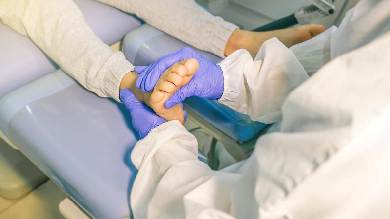 Treatment options What's a bunion?, Slow development, Who is affected?, An acquired deformity, Foot shape, Egyptian foot shape, Early signs, Bunion pain, Nerves and crowding, Treatment options, At-home relief, Pharmacy products