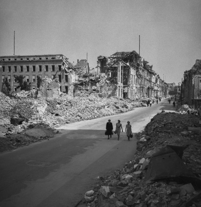 Germany was in ruins The day Hitler died, The Red Army was advancing on Berlin, The death of Mussolini affected Hitler, A notary was present, Last goodbyes, Hitler wanted to set an example, Hitler expelled several of his men before he died, Hitler's remains, By then, several concentration camps had already been liberated, Germany was in ruins, The Cold War had already begun, German scientists were getting ready to flee