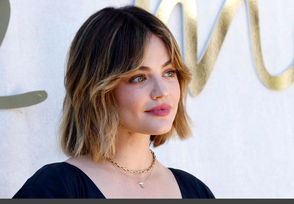 Wavy Side Bob, Shaggy Mullet, Old Hollywood Bob, Choppy Pixie, Slicked-Back Bob , Curtain Bangs and Wet-Look Waves , Slicked to the Side Lob, Straight Pixie Cut , Sweeping Bangs and Layers , Sideswept and Spiky Pixie, Pixie with Fauxhawk , Blunt Bob , Wavy Lob with Side Part , Slicked Back with a Swoop, Voluminous Pixie , Sleek Lob with Side Part , Low Ponytail with Blunt Bangs , Updo with Baby Bangs , Old Hollywood Waves , Curly Bob , Bob with Feathered Bangs , Pompadour Pixie , Bob with Bangs , Piecey Pixie Cut , Wavy Bob , Natural Waves , High Bun with Curtain Bangs , Fauxhawk Updo , Shaggy Lob , Slicked-Back Faux Bob