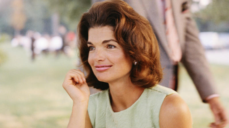 Heartbreak for the young couple Jackie Kennedy Onassis' popularity, A woman on the road to greatness, The very best start in life, Debutante of the Year, From Debutante to First Lady, Jacqueline Bouvier and Mr John F. Kennedy, The match would be far from a fairytale, Heartbreak for the young couple, Jackie Kennedy lost two children, Did Jackie know about John's affairs?, Marilyn vs Jackie: the perfect response, Jackie's role was to take care of the president, Restoring the White House to greatness, Jackie Kennedy: a woman of the arts, An iconic First Lady, A tragic day in history, Composure despite the 'nightmare', The Pink Suit, Strong and loyal to the United States, President John F. Kennedy's funeral, Jackie starts on the John F. Kennedy Library, Jackie Kennedy Onassis, A longer history, Wedding to Aristotle Onassis, Another husband lost, Worked until she died, Her death uncovered new secrets, Jackie's hidden affair?, Jackie's emotional rollercoaster life