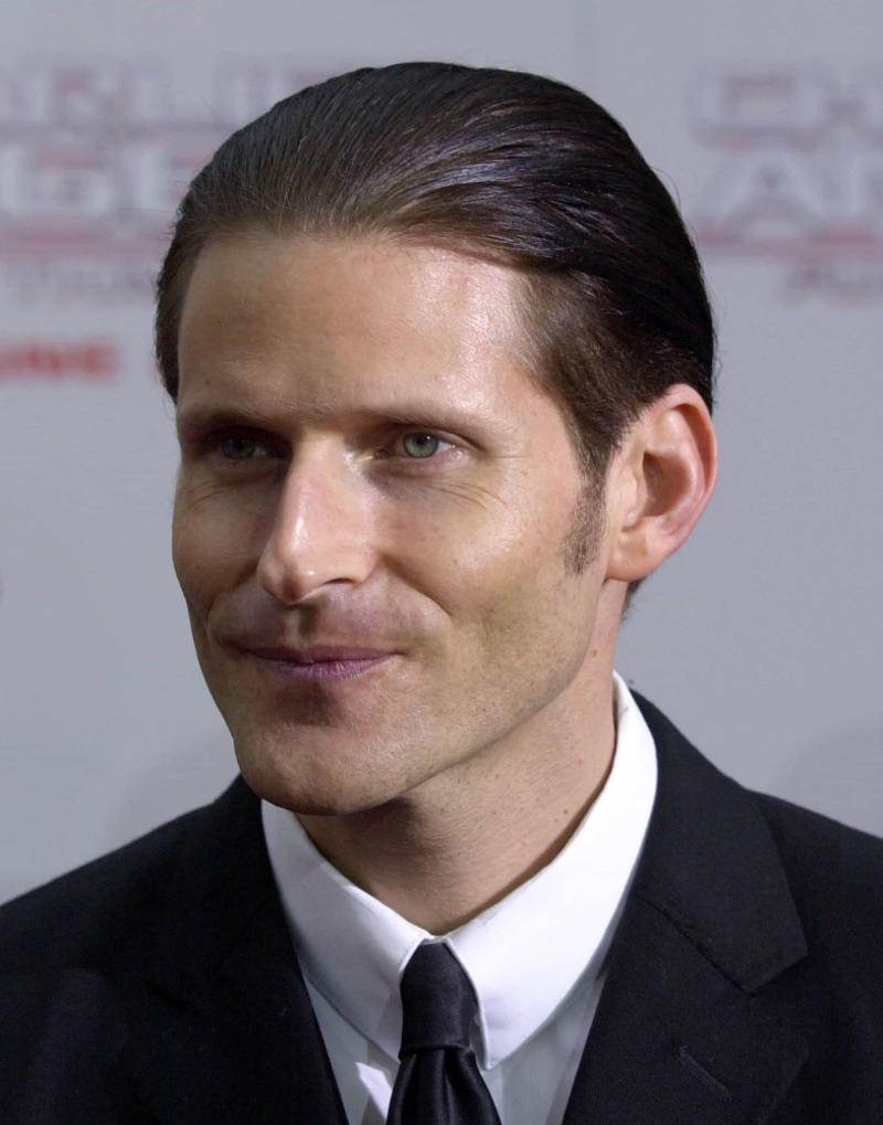 Crispin Glover Vicent Price, Vincent Price, Anthony Hopkins, Mads Mikkelsen, Tim Curry, Bill Skarsgård, Boris Karloff, Max Schreck, Christopher Lee, Brad Dourif, Helena Bonham Carter, Terence Stamp, Joaquin Phoenix, Steve Buscemi, Billy Bob Thornton, Crispin Glover