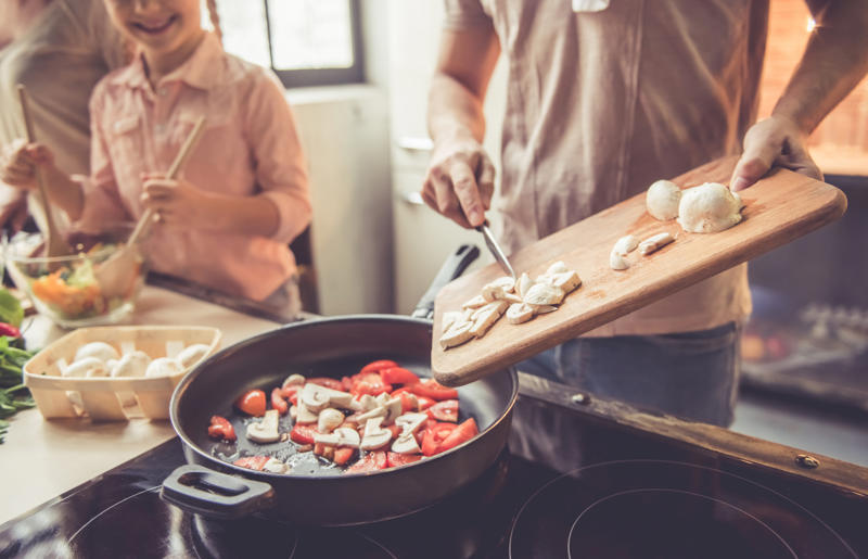 Best before Best before, Focus on the details, Arranging your food, Arrange your fridge, Promotions, Use the good bits, Fruit and vegetables, Canned foods, Supermarkets, Make another list