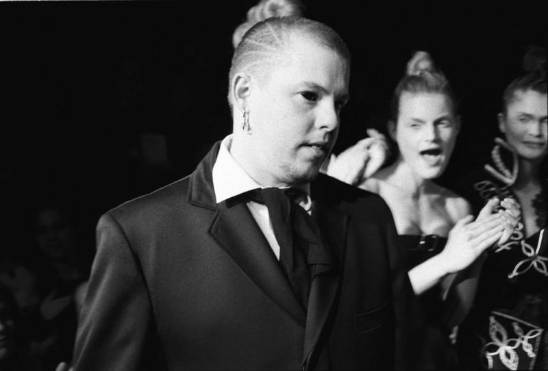 Elvis Presley (1935-1977), Tony Curtis (1925-2010), Harry Houdini (1874-1926), Elizabeth Taylor (1932-2011), John F. Kennedy (1917-1963), Frank Sinatra (1915-1998), Roald Dahl (1916-1990), Ronnie Van Zant (1948-1977), William S. Burroughs (1914-1997), Humphrey Bogart (1899-1957), Miles Davis (1926-1991), Wild Bill Hickok (1837-1876), George Burns (1896-1996), Alexander McQueen (1969-2010), Bela Lugosi (1882-1956), David Brenner (1936-2014), Stan Musial (1920-2013), Tiny Tim (1932-1996)