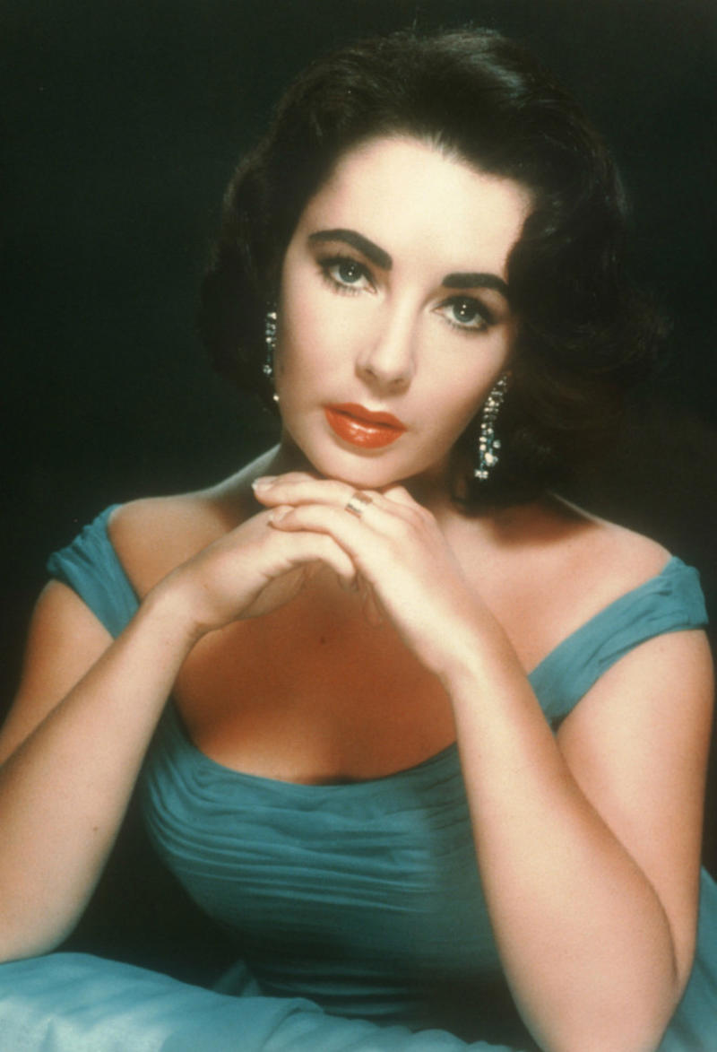 Elvis Presley (1935-1977), Tony Curtis (1925-2010), Harry Houdini (1874-1926), Elizabeth Taylor (1932-2011), John F. Kennedy (1917-1963), Frank Sinatra (1915-1998), Roald Dahl (1916-1990), Ronnie Van Zant (1948-1977), William S. Burroughs (1914-1997), Humphrey Bogart (1899-1957), Miles Davis (1926-1991), Wild Bill Hickok (1837-1876), George Burns (1896-1996), Alexander McQueen (1969-2010), Bela Lugosi (1882-1956), David Brenner (1936-2014), Stan Musial (1920-2013), Tiny Tim (1932-1996)