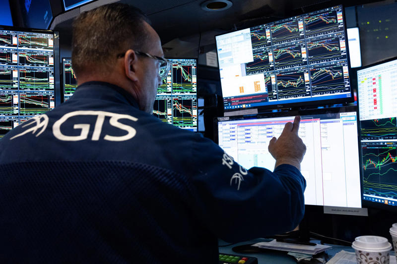 Like in the pandemic Canadian securities are falling out of favor, Popular no more?, Foreign investment flight, Reductions in all sectors, Bond investment went up, Looking at the numbers, The stock market grew, Investors at home, Where money flowed, Other key investments, An outflow of .2 billion