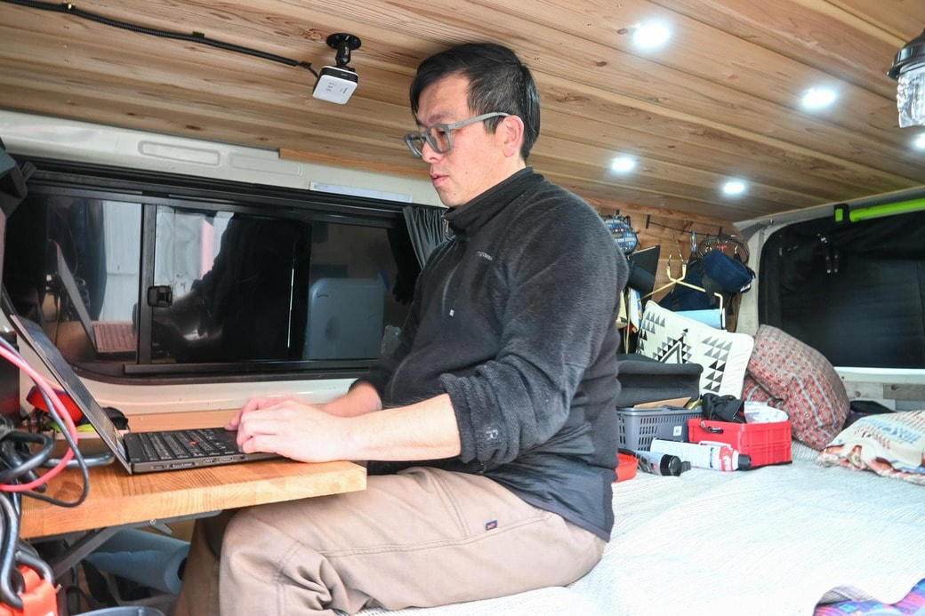 単身赴任という名の旅。その拠点としての家, サラリーマン生活は「一期一会」の連続, 理想の住まいの完成と単身赴任のはじまり, 新たな自分を開拓するために「買う」, 釧路湿原の夜がDIY生活の原点, 富士山のふもとに宮本さんが手作りした小屋