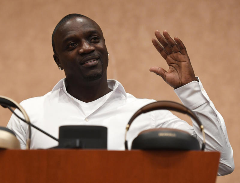 Akon Brad Pitt, Justin Bieber, The 1975, Lady Gaga, Joe Biden, Morgan Freeman, and Mark Zuckerberg, Chris Brown, Selena Gomez, The Beatles, Tyler, The Creator, Harrison Ford, Jon Bon Jovi, Alec Baldwin, Miley Cyrus, Katy Perry, Martin Scorsese, Sacha Baron Cohen, Boy George, Martha Stewart, Mike Tyson, Paris Hilton, Russell Brand, Snoop Dogg, Elton John, Lily Allen, Christian Slater, Busta Rhymes