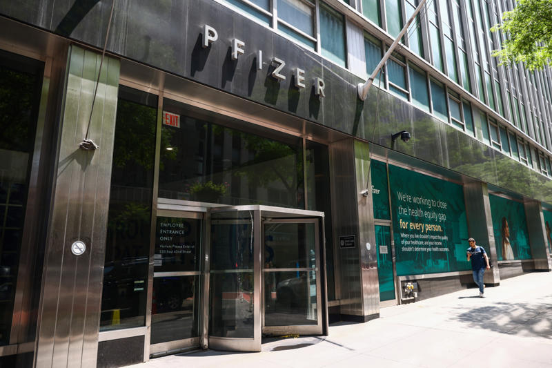 29. Pfizer (83.97) 30. Intel (83.76), 29. Pfizer (83.97), 28. Coca-Cola (83.97), 27. Danaher (83.98), 26. Walmart (84.41), 24. Booz Allen Hamilton (84.45), 22. Morgan Stanley (84.51), 21. Honeywell (84.91), 20. Citigroup (84.44), 18. ExxonMobil (85.20), 16. Hewlett Packard Enterprise (85.76), 14. JPMorgan Chase (86.27), 12. KPMG (86.85), 10. Ernst & Young (87.11), 8. Deloitte (87.50), 6. PwC (89.55), 4. Accenture (90.69), 2. IBM (93.02)