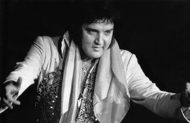 Elvis Presley (1935-1977), Tony Curtis (1925-2010), Harry Houdini (1874-1926), Elizabeth Taylor (1932-2011), John F. Kennedy (1917-1963), Frank Sinatra (1915-1998), Roald Dahl (1916-1990), Ronnie Van Zant (1948-1977), William S. Burroughs (1914-1997), Humphrey Bogart (1899-1957), Miles Davis (1926-1991), Wild Bill Hickok (1837-1876), George Burns (1896-1996), Alexander McQueen (1969-2010), Bela Lugosi (1882-1956), David Brenner (1936-2014), Stan Musial (1920-2013), Tiny Tim (1932-1996)