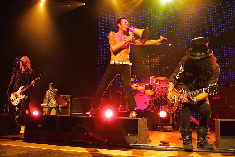 Velvet Revolver Velvet Revolver, Traveling Wilburys, Audioslave, The Honeydrippers, Rat Pack, Electronic, Mad Season, The Dead Weather, Chickenfoot, Temple of the Dog, The Good The Bad And The Queen, A Perfect Circle, Giraffe Tongue Orchestra, The Last Shadow Puppets