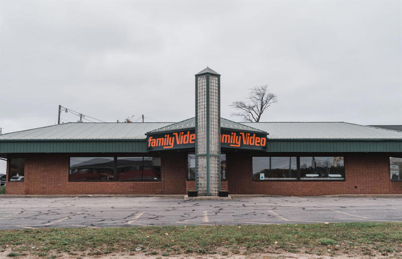 Beloved US stores that have closed their doors, Tower Records, Pets.com, Circuit City, Blockbuster, The Bon-Ton, Toys R Us, Stein Mart, Lord &amp; Taylor, Stage Stores, Family Video, Fry's Electronics, Woolworth's