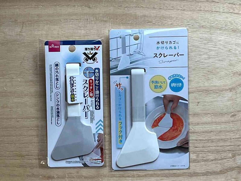 ダイソーの「水切りかごに掛けられるスクレーパー（落ち落ちV）」の価格と材質, セリアの「水切りカゴにかけられるスクレーパー」の価格と材質, ダイソーとセリアの「スクレーパー」各種は、同じように水切りかごに掛けられる , ダイソーとセリアの「スクレーパー」各種のお手入れの仕方は？ 材質上、色がつきやすい？