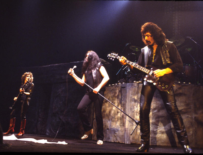 Black Sabbath Pearl Jam, Guns N' Roses, Pink Floyd, The Beatles, The Kinks, Radiohead, The Jimi Hendrix Experience, The Doors, The Eagles, Aerosmith, Black Sabbath, The Clash, The Cure