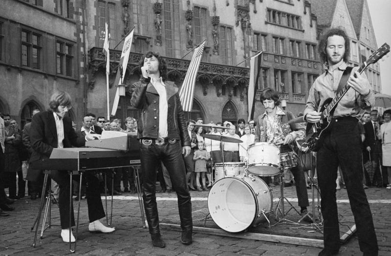 The Doors Pearl Jam, Guns N' Roses, Pink Floyd, The Beatles, The Kinks, Radiohead, The Jimi Hendrix Experience, The Doors, The Eagles, Aerosmith, Black Sabbath, The Clash, The Cure