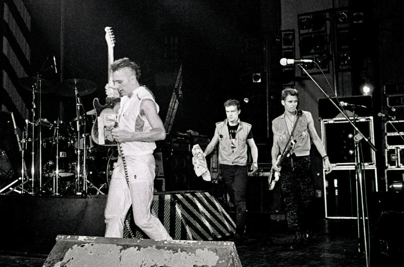 The Clash Pearl Jam, Guns N' Roses, Pink Floyd, The Beatles, The Kinks, Radiohead, The Jimi Hendrix Experience, The Doors, The Eagles, Aerosmith, Black Sabbath, The Clash, The Cure