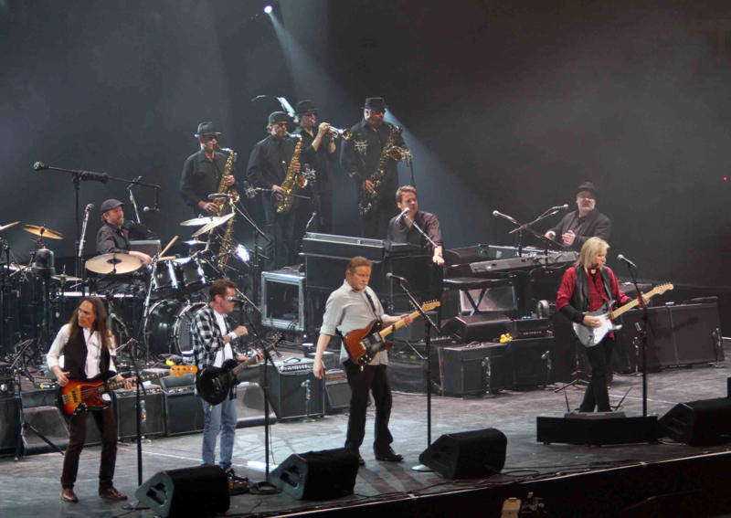 The Eagles Pearl Jam, Guns N' Roses, Pink Floyd, The Beatles, The Kinks, Radiohead, The Jimi Hendrix Experience, The Doors, The Eagles, Aerosmith, Black Sabbath, The Clash, The Cure