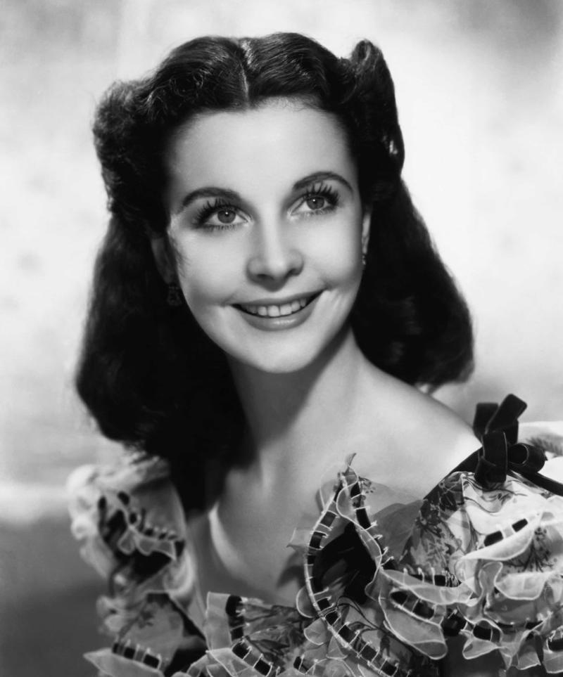 Vivien Leigh (1913–1967) Erick Avari, Ben Kingsley, Joanna Lumley, Cliff Richard, George Orwell (1903–1950), Freddie Mercury (1946–1991), Vivien Leigh (1913–1967), Rudyard Kipling (1865–1936), Merle Oberon (1911–1979), Karen David, William Makepeace Thackeray (1811–1863), Julie Christie, Spike Milligan (1918–2002), Gerald Durrell (1925–1995), Engelbert Humperdinck, Peter Sarstedt (1941–2017)
