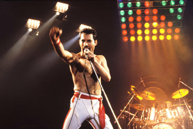 Freddie Mercury (1946–1991) Erick Avari, Ben Kingsley, Joanna Lumley, Cliff Richard, George Orwell (1903–1950), Freddie Mercury (1946–1991), Vivien Leigh (1913–1967), Rudyard Kipling (1865–1936), Merle Oberon (1911–1979), Karen David, William Makepeace Thackeray (1811–1863), Julie Christie, Spike Milligan (1918–2002), Gerald Durrell (1925–1995), Engelbert Humperdinck, Peter Sarstedt (1941–2017)