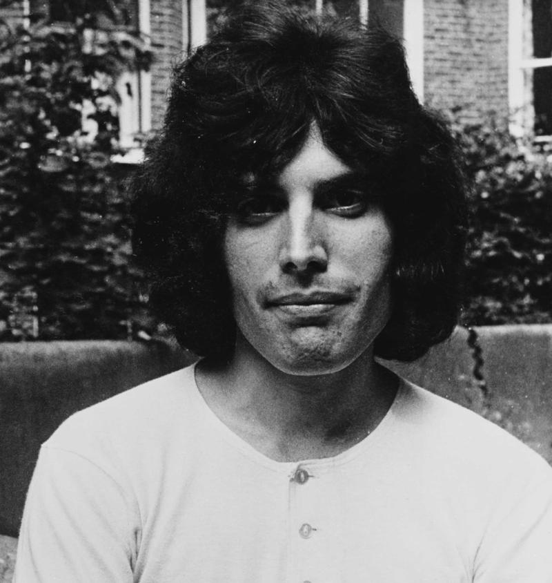 Freddie Mercury (1946–1991) Erick Avari, Ben Kingsley, Joanna Lumley, Cliff Richard, George Orwell (1903–1950), Freddie Mercury (1946–1991), Vivien Leigh (1913–1967), Rudyard Kipling (1865–1936), Merle Oberon (1911–1979), Karen David, William Makepeace Thackeray (1811–1863), Julie Christie, Spike Milligan (1918–2002), Gerald Durrell (1925–1995), Engelbert Humperdinck, Peter Sarstedt (1941–2017)