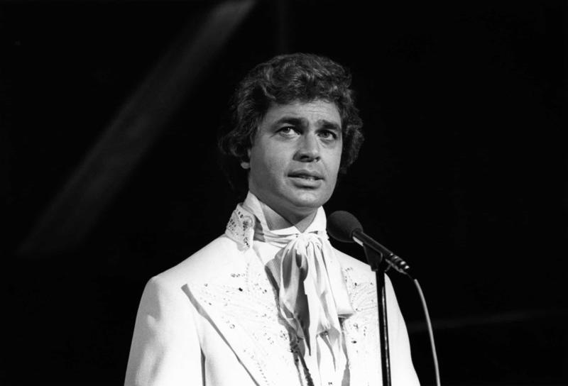 Engelbert Humperdinck Erick Avari, Ben Kingsley, Joanna Lumley, Cliff Richard, George Orwell (1903–1950), Freddie Mercury (1946–1991), Vivien Leigh (1913–1967), Rudyard Kipling (1865–1936), Merle Oberon (1911–1979), Karen David, William Makepeace Thackeray (1811–1863), Julie Christie, Spike Milligan (1918–2002), Gerald Durrell (1925–1995), Engelbert Humperdinck, Peter Sarstedt (1941–2017)