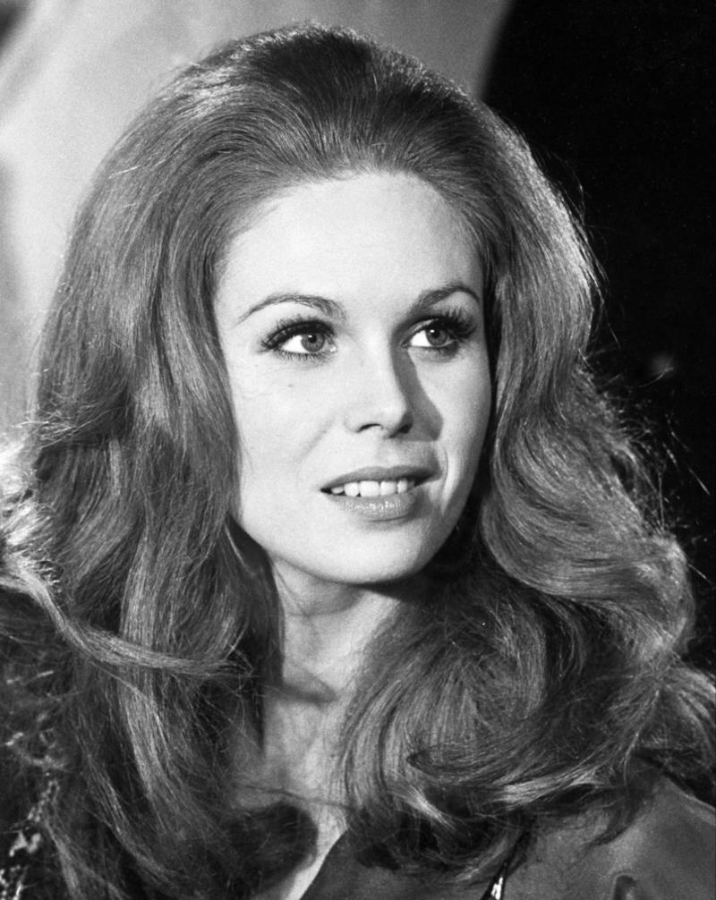 Joanna Lumley Erick Avari, Ben Kingsley, Joanna Lumley, Cliff Richard, George Orwell (1903–1950), Freddie Mercury (1946–1991), Vivien Leigh (1913–1967), Rudyard Kipling (1865–1936), Merle Oberon (1911–1979), Karen David, William Makepeace Thackeray (1811–1863), Julie Christie, Spike Milligan (1918–2002), Gerald Durrell (1925–1995), Engelbert Humperdinck, Peter Sarstedt (1941–2017)