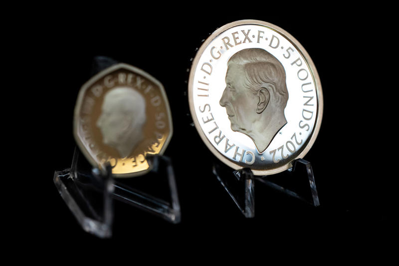 Have his face on the British currency Go without a last name, Drive a car without a license, Decide the royal dress code, Avoid getting arrested, Access to all the royal residences, Drive without a license plate, Own unclaimed swans in the UK, Have his face on the British currency, Declare war, Choose the royal menu, Decide what jewelry is loaned out, Decide when dinner ends, Give out knighthoods, Have a private ATM, Keep his finances private, Open Parliament, Take legal custody of his grandchildren