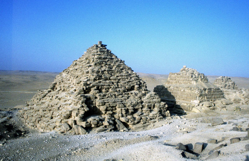 Shaping Egypt’s history, The afterlife and its treasures, The history of tomb robbing, Special skills, Stealing in silence, Early tombs, Deception, A doorway for thieves, The encouragement of kings, A network of criminals, Erasing vital historical details, The rise of Egyptomania, Taking mummies as trophies, Museum controversies, Colonialism, Through the black market