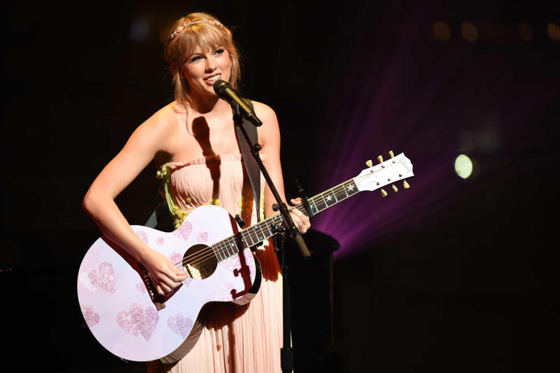 Taylor Swift Michael Jackson, Paul McCartney, Jimi Hendrix, Lionel Richie, Elvis Presley, Bob Dylan, Miles Davis, Eric Clapton, Eddie Van Halen, Taylor Swift, Stevie Wonder, Kurt Vile