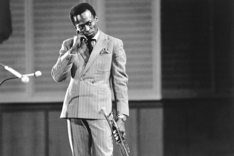 Miles Davis Michael Jackson, Paul McCartney, Jimi Hendrix, Lionel Richie, Elvis Presley, Bob Dylan, Miles Davis, Eric Clapton, Eddie Van Halen, Taylor Swift, Stevie Wonder, Kurt Vile