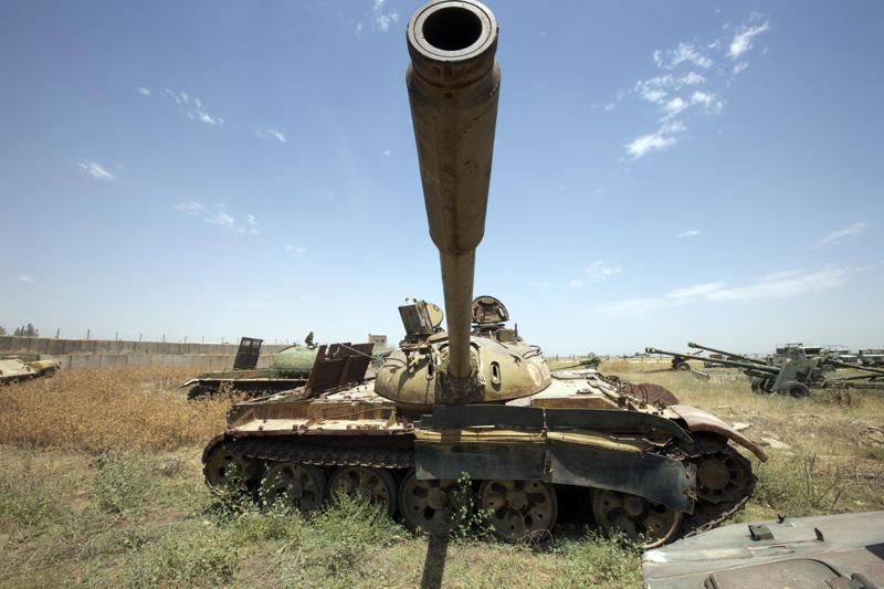 The idea behind the BMP-55 Meet the Ukrainian BMP-55 IFV, Photos circulated online, Partially destroyed?, What we know about the situation, An odd prototype made from old parts, Converting older tanks, Little information is known about the BMP-55, Modernization efforts, The main gun was removed, Shifting the engine placement, Thick armor, Mine resistance, Better than other IFVs, A powerful weapon, Offensive capabilities, The idea behind the BMP-55, Captured by Russia or still in Ukrainian hands?