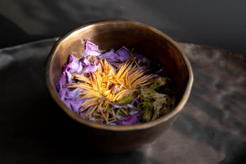 Lotus tea Green tea, Darjeeling, Black tea, Chamomile tea, English breakfast tea, Longjing tea, Lemongrass tea, Yerba maté, Lotus tea, Lapsang souchong, Genmaicha, Hibiscus tea, Dong ding, Jasmine tea