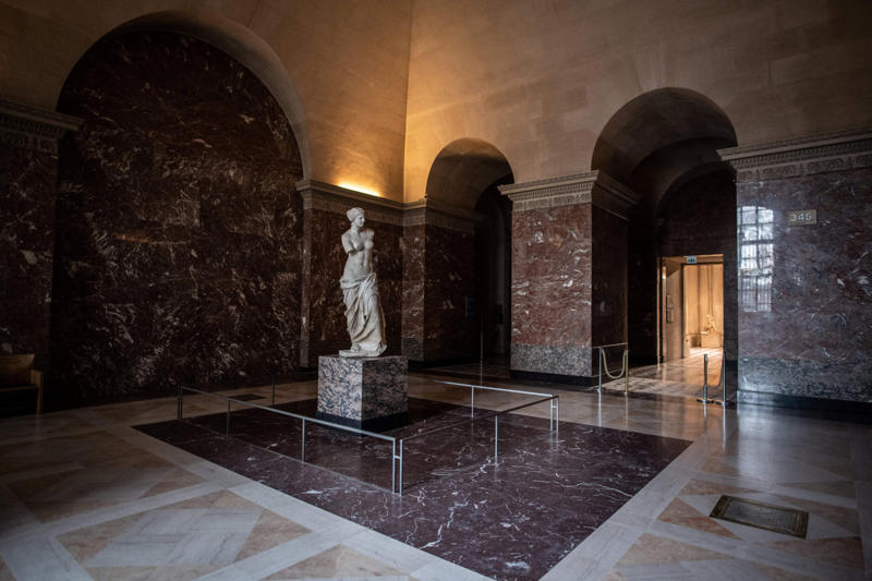 Venus of Willendorf, 28,000–25,000 BCE, Bust of Nefertiti, 1345 BCE, Discobolus by Myron, 460-450 BCE, Laocoön and His Sons, 2nd century BCE, Venus de Milo, 2nd century BCE, Winged Victory of Samothrace, 2nd century BCE, Equestrian Statue of Marcus Aurelius, 175 CE, Pietà by Michelangelo, 1498–1499, Moses by Michelangelo, 1513-1515, Apollo and Daphne by Gian Lorenzo Bernini, 1622-1625, Perseus with the Head of Medusa by Antonio Canova, 1804–1806, The Kiss by Auguste Rodin, 1882, The Burghers of Calais by Auguste Rodin, 1884–1889, Statue of Liberty by Frédéric Auguste Bartholdi, 1886, The Thinker by Auguste Rodin, 1904, Unique Forms of Continuity in Space by Umberto Boccioni, 1913, The Little Mermaid by Edvard Eriksen, 1913, L’Air by Aristide Maillol, 1938, Spider by Louise Bourgeois, 1996