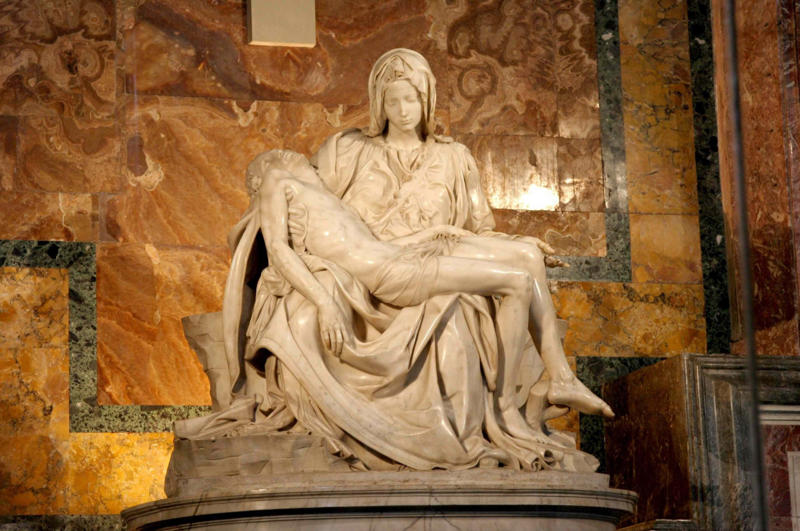 Venus of Willendorf, 28,000–25,000 BCE, Bust of Nefertiti, 1345 BCE, Discobolus by Myron, 460-450 BCE, Laocoön and His Sons, 2nd century BCE, Venus de Milo, 2nd century BCE, Winged Victory of Samothrace, 2nd century BCE, Equestrian Statue of Marcus Aurelius, 175 CE, Pietà by Michelangelo, 1498–1499, Moses by Michelangelo, 1513-1515, Apollo and Daphne by Gian Lorenzo Bernini, 1622-1625, Perseus with the Head of Medusa by Antonio Canova, 1804–1806, The Kiss by Auguste Rodin, 1882, The Burghers of Calais by Auguste Rodin, 1884–1889, Statue of Liberty by Frédéric Auguste Bartholdi, 1886, The Thinker by Auguste Rodin, 1904, Unique Forms of Continuity in Space by Umberto Boccioni, 1913, The Little Mermaid by Edvard Eriksen, 1913, L’Air by Aristide Maillol, 1938, Spider by Louise Bourgeois, 1996