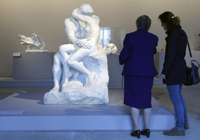 Venus of Willendorf, 28,000–25,000 BCE, Bust of Nefertiti, 1345 BCE, Discobolus by Myron, 460-450 BCE, Laocoön and His Sons, 2nd century BCE, Venus de Milo, 2nd century BCE, Winged Victory of Samothrace, 2nd century BCE, Equestrian Statue of Marcus Aurelius, 175 CE, Pietà by Michelangelo, 1498–1499, Moses by Michelangelo, 1513-1515, Apollo and Daphne by Gian Lorenzo Bernini, 1622-1625, Perseus with the Head of Medusa by Antonio Canova, 1804–1806, The Kiss by Auguste Rodin, 1882, The Burghers of Calais by Auguste Rodin, 1884–1889, Statue of Liberty by Frédéric Auguste Bartholdi, 1886, The Thinker by Auguste Rodin, 1904, Unique Forms of Continuity in Space by Umberto Boccioni, 1913, The Little Mermaid by Edvard Eriksen, 1913, L’Air by Aristide Maillol, 1938, Spider by Louise Bourgeois, 1996