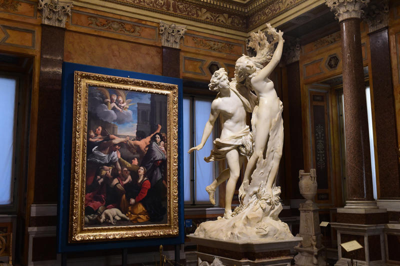 Venus of Willendorf, 28,000–25,000 BCE, Bust of Nefertiti, 1345 BCE, Discobolus by Myron, 460-450 BCE, Laocoön and His Sons, 2nd century BCE, Venus de Milo, 2nd century BCE, Winged Victory of Samothrace, 2nd century BCE, Equestrian Statue of Marcus Aurelius, 175 CE, Pietà by Michelangelo, 1498–1499, Moses by Michelangelo, 1513-1515, Apollo and Daphne by Gian Lorenzo Bernini, 1622-1625, Perseus with the Head of Medusa by Antonio Canova, 1804–1806, The Kiss by Auguste Rodin, 1882, The Burghers of Calais by Auguste Rodin, 1884–1889, Statue of Liberty by Frédéric Auguste Bartholdi, 1886, The Thinker by Auguste Rodin, 1904, Unique Forms of Continuity in Space by Umberto Boccioni, 1913, The Little Mermaid by Edvard Eriksen, 1913, L’Air by Aristide Maillol, 1938, Spider by Louise Bourgeois, 1996