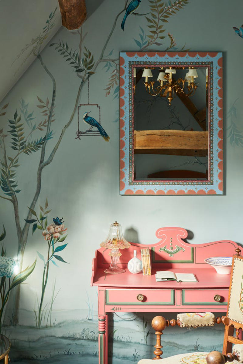 Establish a scent, Invest in your bed, Opt for warm lighting, Create a nice bar space, Give your bathroom spa vibes, Incorporate conveniences, Don’t ignore scale, Bring in plants and fresh florals, Focus on nice presentation, Use art as a visual tool, Don’t be afraid to mix and match, Curate special pieces, Keep it organized