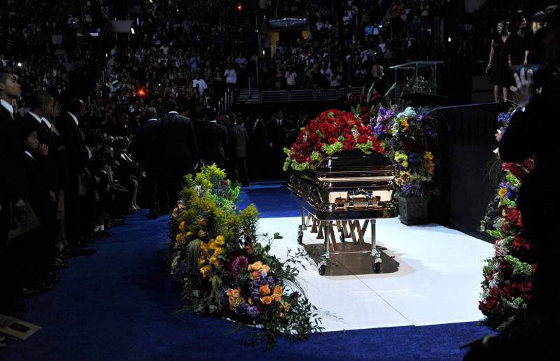 Michael Jackson (1958–2009) Marvin Gaye (1939–1984), Elvis Presley (1935–1977), Ayrton Senna (1960 –1994), Michael Jackson (1958–2009), Aretha Franklin (1942–2018), Pope John Paul II (1920–2005), Louis Armstrong (1901–1971), James Brown (1933–2006), Jimi Hendrix (1942–1970), Jean Harlow (1911–1937), Babe Ruth (1895–1948), John Lennon (1940–1980), Thomas Hardy (1840–1928)