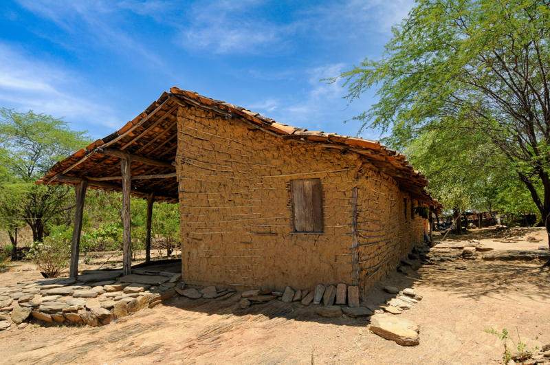Features of tapia Tropical climate, Concrete buildings, Poorly adapted, Climate-adapted accommodation, Contemporary design, Back in the day, The history of tapia, Features of tapia, Since the 1940s, Bringing tapia back, Keeping cool, Raised structures, Raised clay structures, Bamboo gazebo, Multi-colored glass, Pollution risk, Long-term aim