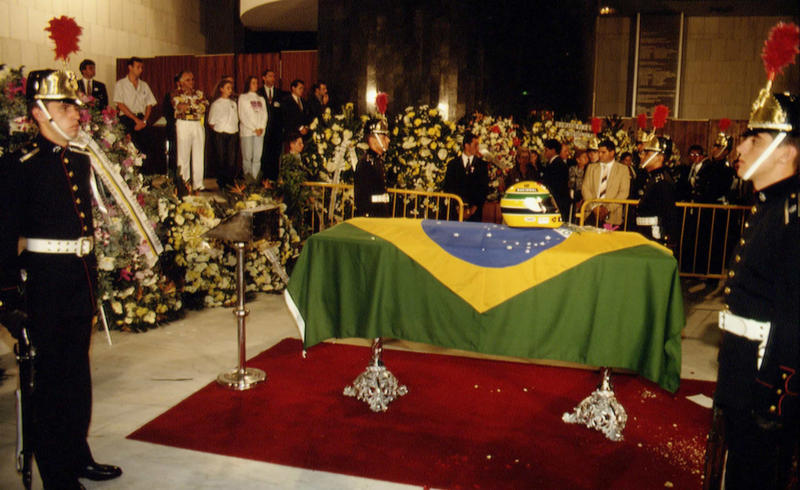 Ayrton Senna (1960 –1994) Marvin Gaye (1939–1984), Elvis Presley (1935–1977), Ayrton Senna (1960 –1994), Michael Jackson (1958–2009), Aretha Franklin (1942–2018), Pope John Paul II (1920–2005), Louis Armstrong (1901–1971), James Brown (1933–2006), Jimi Hendrix (1942–1970), Jean Harlow (1911–1937), Babe Ruth (1895–1948), John Lennon (1940–1980), Thomas Hardy (1840–1928)