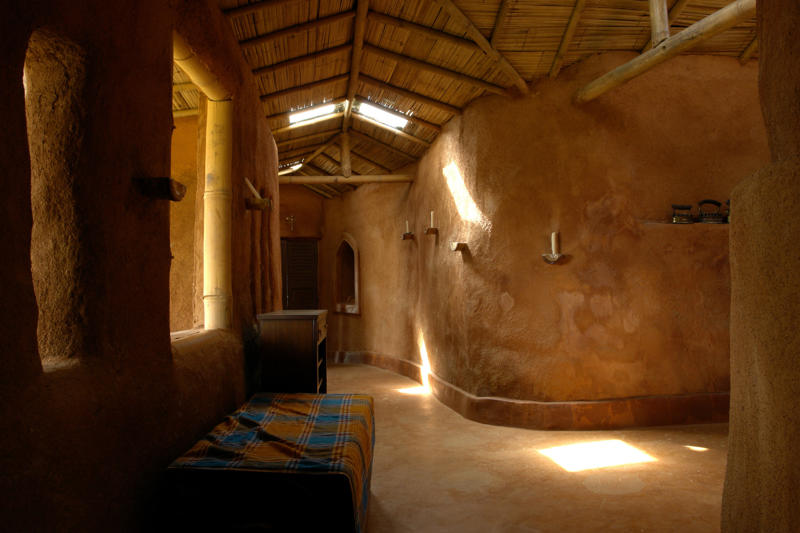 Raised clay structures Tropical climate, Concrete buildings, Poorly adapted, Climate-adapted accommodation, Contemporary design, Back in the day, The history of tapia, Features of tapia, Since the 1940s, Bringing tapia back, Keeping cool, Raised structures, Raised clay structures, Bamboo gazebo, Multi-colored glass, Pollution risk, Long-term aim