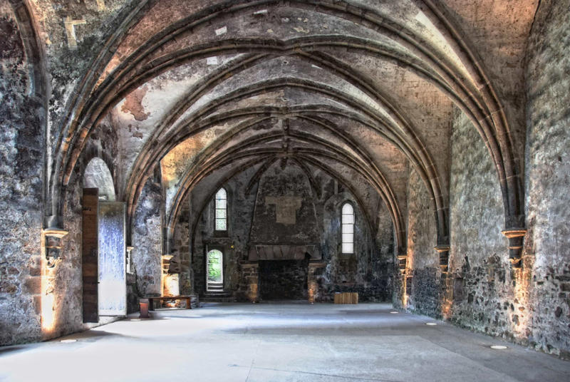 It wasn’t always busy Common features, They weren’t as dark and cold as you might think, Castles didn’t smell that bad, It wasn’t always busy, Moving wasn’t easy, Bedrooms, Limited rooms, Small beds, Religion, Touching the divine, Medicine, Entertainment