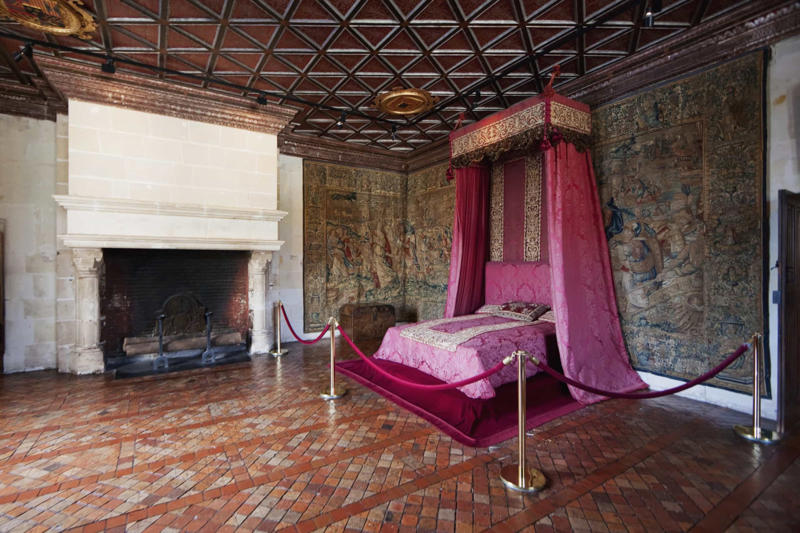 Bedrooms Common features, They weren’t as dark and cold as you might think, Castles didn’t smell that bad, It wasn’t always busy, Moving wasn’t easy, Bedrooms, Limited rooms, Small beds, Religion, Touching the divine, Medicine, Entertainment