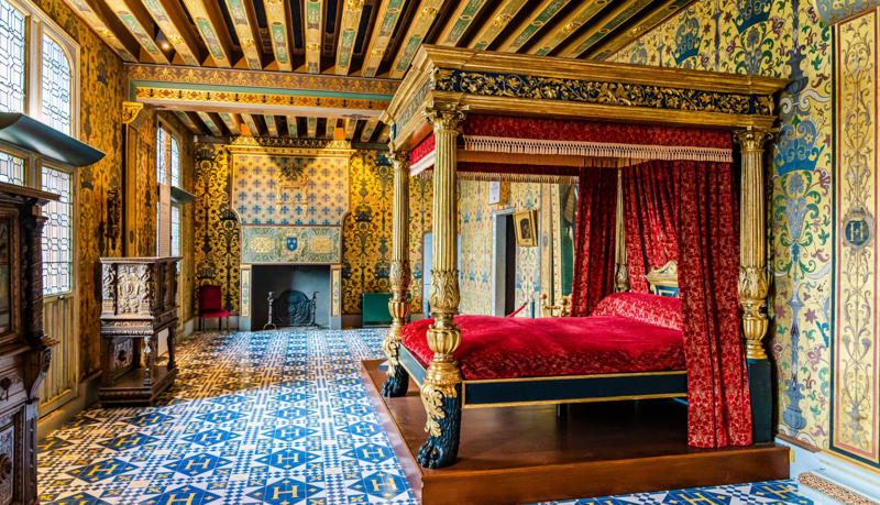 Bedrooms Common features, They weren’t as dark and cold as you might think, Castles didn’t smell that bad, It wasn’t always busy, Moving wasn’t easy, Bedrooms, Limited rooms, Small beds, Religion, Touching the divine, Medicine, Entertainment