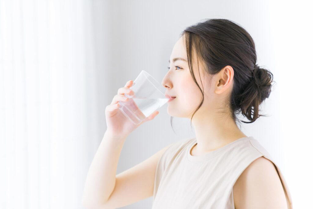 1日に必要な水分量の目安とは？, 1日に必要な水分量を摂取しないとどうなる？, 1日に必要な水分量を確保するメリット, 美容・ダイエットなど目的別に推奨される水分量の計算方法, 水分補給の最適なタイミングとは？, 水分補給に最適な飲料, 1日の水分量に関するよくある質問, 1日に必要な水分量を意識して、健康的な体と美肌を目指そう