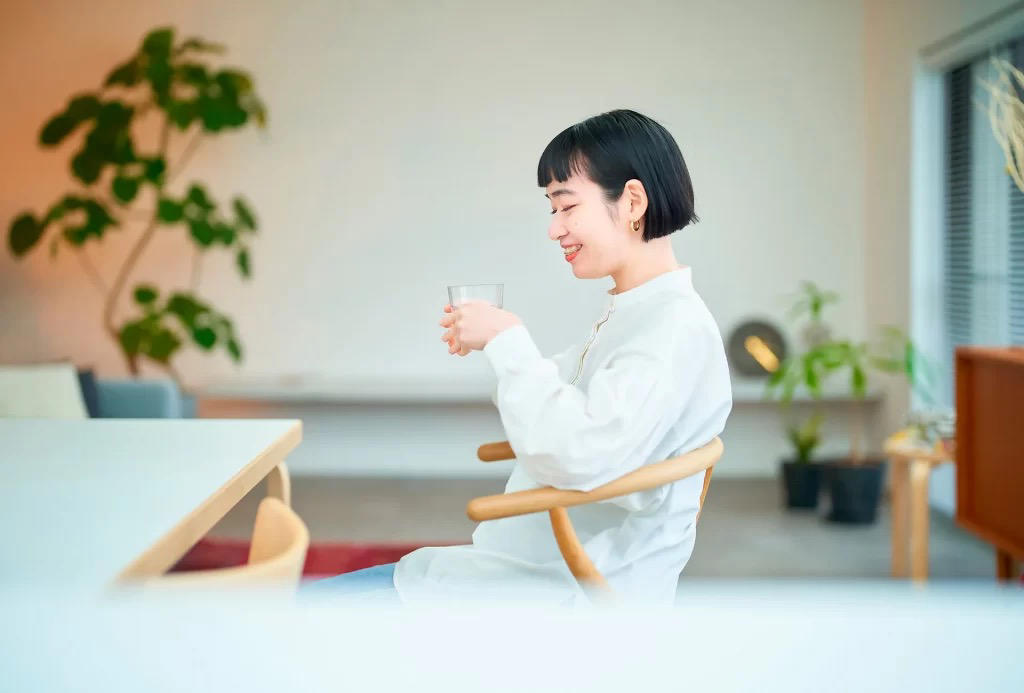 1日に必要な水分量の目安とは？, 1日に必要な水分量を摂取しないとどうなる？, 1日に必要な水分量を確保するメリット, 美容・ダイエットなど目的別に推奨される水分量の計算方法, 水分補給の最適なタイミングとは？, 水分補給に最適な飲料, 1日の水分量に関するよくある質問, 1日に必要な水分量を意識して、健康的な体と美肌を目指そう