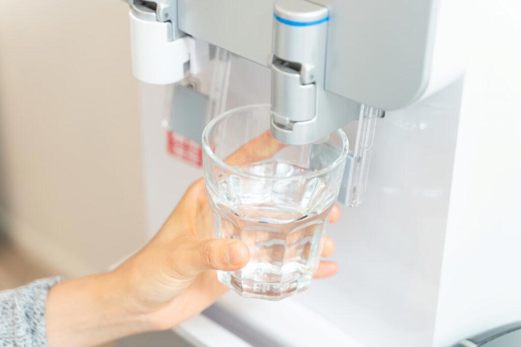 1日に必要な水分量の目安とは？, 1日に必要な水分量を摂取しないとどうなる？, 1日に必要な水分量を確保するメリット, 美容・ダイエットなど目的別に推奨される水分量の計算方法, 水分補給の最適なタイミングとは？, 水分補給に最適な飲料, 1日の水分量に関するよくある質問, 1日に必要な水分量を意識して、健康的な体と美肌を目指そう